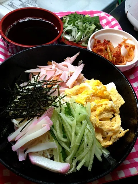 夏の残りのそーめんに、冷蔵庫の残りもんのっけて食べる|ハルさん