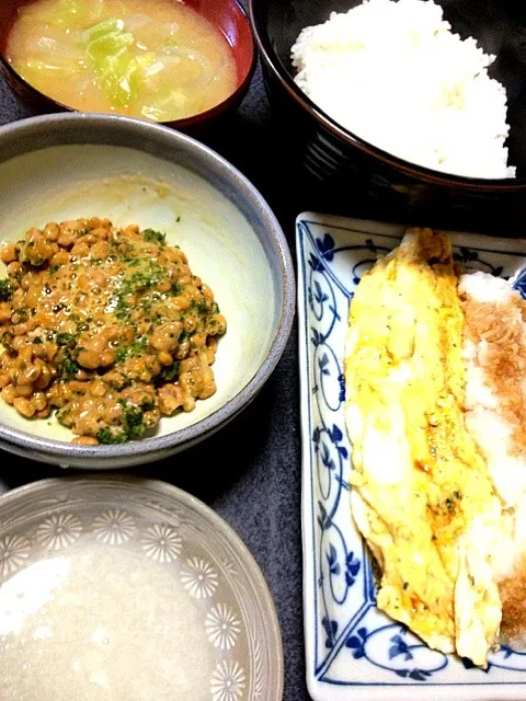 Snapdishの料理写真:#昼飯 大根おろし汁(大好物)、白米、キャベツ玉ねぎ味噌汁、納豆(青のり)、ふんわり卵焼き大根おろし付き。味噌汁も白米もおかわりしたさ。|ms903さん