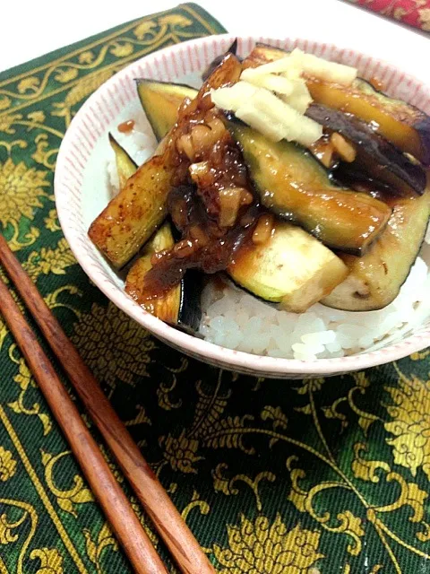 ナスの味噌焼き丼|アボカドチップさん