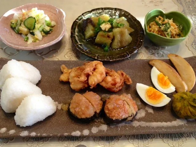 旦那の朝食。エビ天。焼きなす。インゲンと豆腐の炒り煮。椎茸の肉詰め。カボチャの茶巾。|井上 恵里子さん