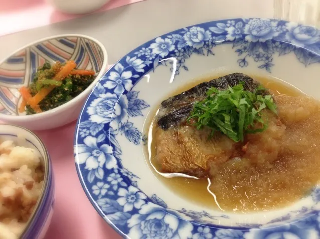 さばのみぞれ煮、しょうがの混ぜ御飯、春菊の胡麻和え、舞茸のおすまし|naturaさん