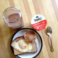 banana nutella smoothie, egg-in-hole, yogurt|kerri iさん