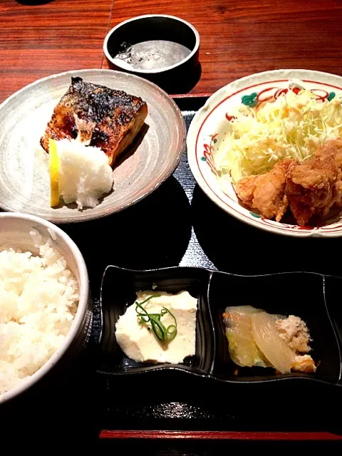 Snapdishの料理写真:焼き魚と唐揚げ定食。|tetsuさん