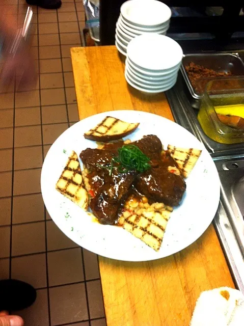 Pork short ribs over northern beans with sourdough garlic toast points|j t yawgerさん