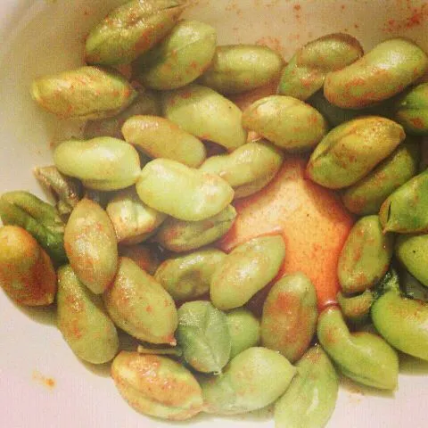 steamed garbanzo beans with lemon, salt, & tapatio ;)|scrumptuouslifeさん