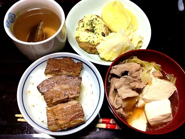 手作り豚角煮、ハンバーグ、漬物、すき焼き風なべ|Mickiさん