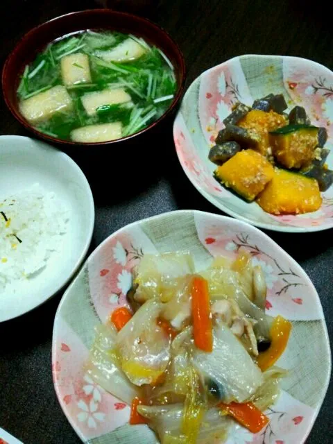 Snapdishの料理写真:白菜と鶏の和風あんかけ炒め、カボチャと蒟蒻のゴマ味噌和え、水菜と薄揚げのお味噌汁、ごはん|さやたんさん