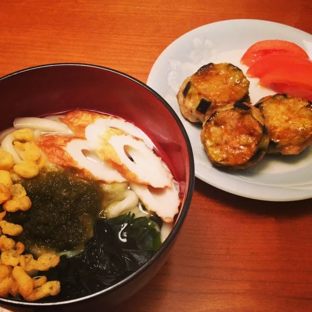 とろろワカメうどん  茄子はさみ焼  トマト|ikukoさん