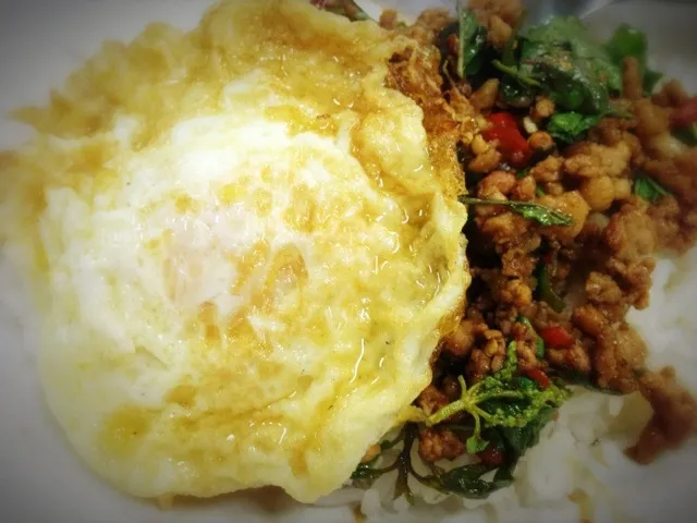 ข้าวกระเพาหมูสับไข่ดาว|🌸ƿüƙƙყ｡ﾟo｡. ๏[-ิ_•ิ]๏さん