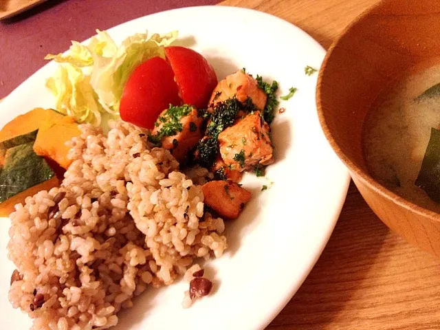 しのさんの帆立のバターニンニク醤油味で作ったサーモンソテーのワンプレート夜ご飯|よよさん