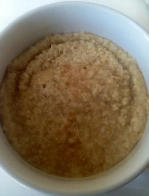 There's nothing like a bowl of hot oatmeal to warm up on a frigid morning!  Now do I stick my frozen feet in it or eat it?|Alena Eydlishさん