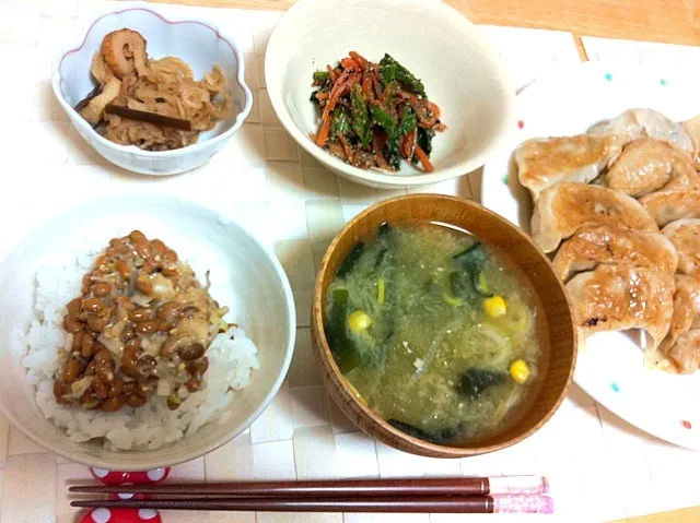 Snapdishの料理写真:餃子、切り干し大根の煮物、ほうれん草と人参の胡麻和え、納豆ご飯、ワカメ＆とろろ昆布のお味噌汁|ゆにょさん