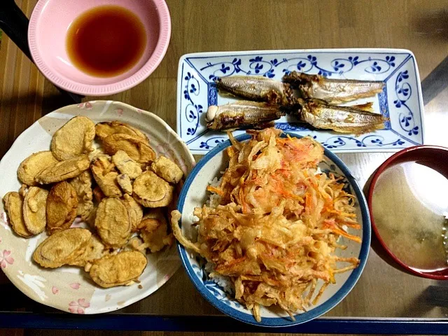 かき揚げ丼、サツマイモの天ぷら、ハタハタ焼き、味噌汁|まゆめろさん