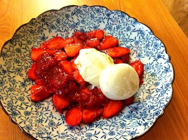 Strawberry Carpaccio with Mochi and Vanilla Ice-cream|LYFさん