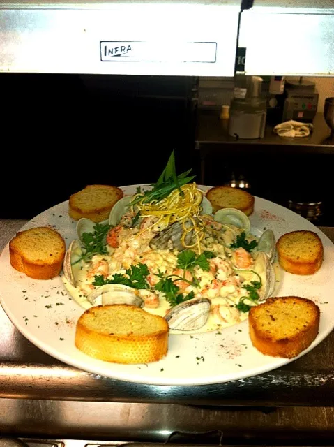 Snapdishの料理写真:Middle-neck clams and slipper-tail lobster with clam sauce over pasta with garlic bread rounds.|j t yawgerさん