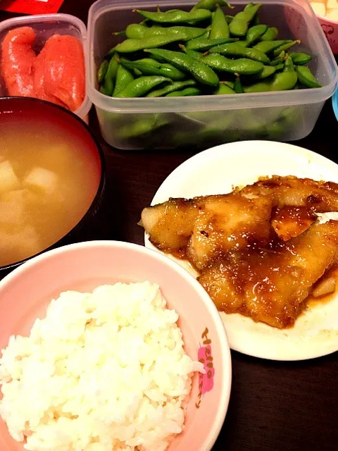 鱈の照り焼き、枝豆、明太子、豆腐と長ネギの味噌汁、ご飯、プチトマト|IGGYさん