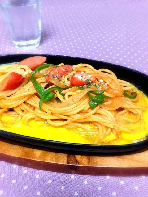 0987hiroponさんの スパゲティナポリタン 鉄板で名古屋喫茶店風  Neapolitan spaghetti. Iron plate.
Nagoya-style cafe.|粉蔵(こなちゃん  ♪)さん