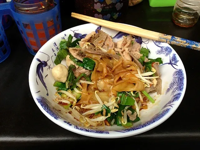 ก๋วยเตี๋ยวเส้นใหญ่แห้ง 米太麺つゆ無し🍜@พัทยา タイ パッタヤーの屋台|akiさん