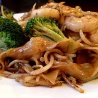 Fried dragging noodles with seafood|tasha leigh yongさん