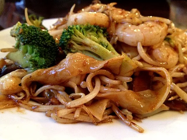 Fried dragging noodles with seafood|tasha leigh yongさん