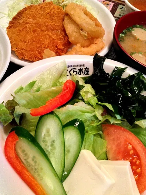 Snapdishの料理写真:メンチカツとオニオンフライに、野菜サラダ #昼ごはん #昼飯|Takashi H.さん