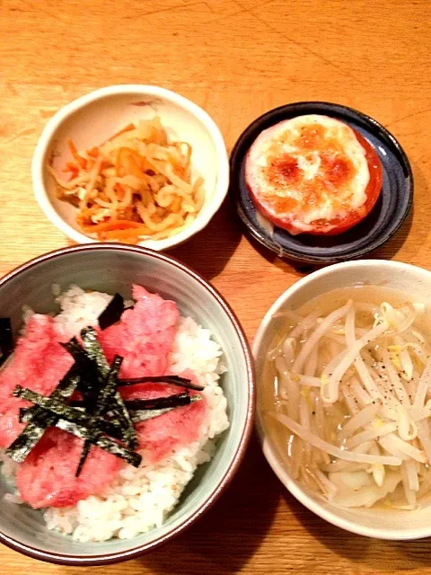 ネギトロ丼、トマトチーズ焼き🎶|レナコさん