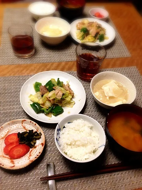 キャベツと豚肉の味噌炒め、豆腐と大根とろとろ煮、漬物、かぼちゃと玉ねぎの味噌汁|Sakikoさん