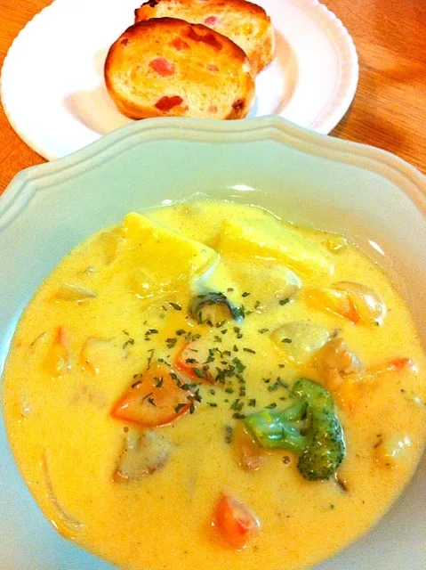 Snapdishの料理写真:カレーシチュー、パン。|ぽにこさん