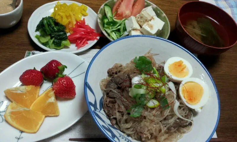 牛こまと春雨のピリ辛半熟玉子丼|シェリリンさん