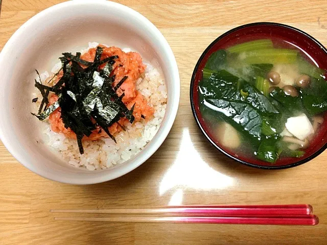 Snapdishの料理写真:サーモン丼と豆腐、小松菜、しめじの味噌汁|なささん