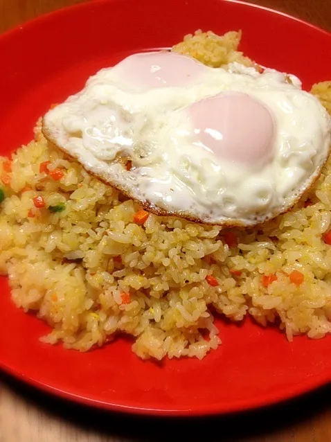 今日の晩ご飯 冷凍チャーハン＆目玉焼き|プラムてつ。さん