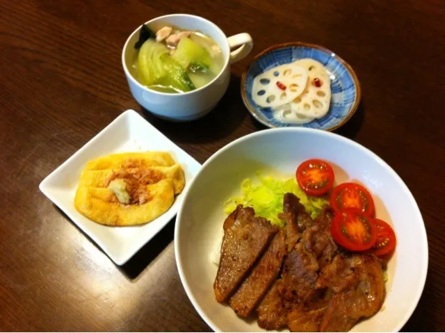 豚肉の塩麹焼き丼、薄揚げの生姜醤油かけ、れんこんの甘酢漬け、ちんげん菜のスープ|きりママさん