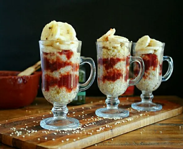 quinoa au lait with spicy berry marmalade layers topped with fresh banana|Ana Fernandezさん