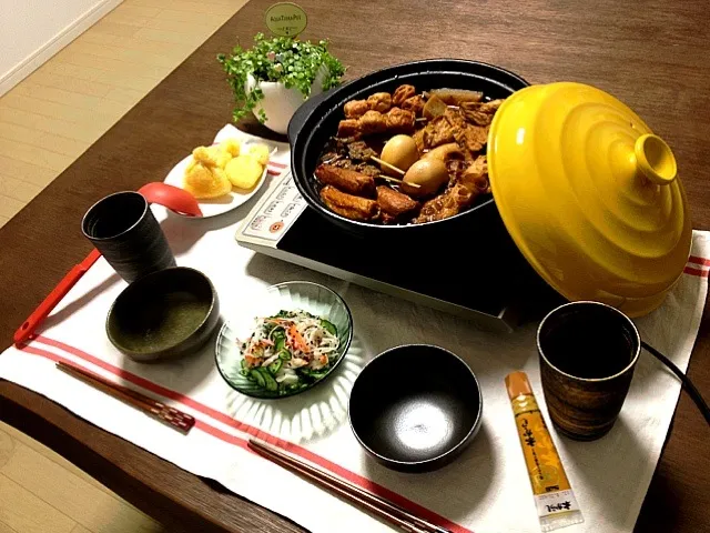 Snapdishの料理写真:おでん(ごぼう天・エビ天・竹輪・三色串・和牛串・こんにゃく・餅巾着・がんも、大根・じゃがいも・卵)、蟹カマときゅうりの酢の物、ビール|pentarouさん