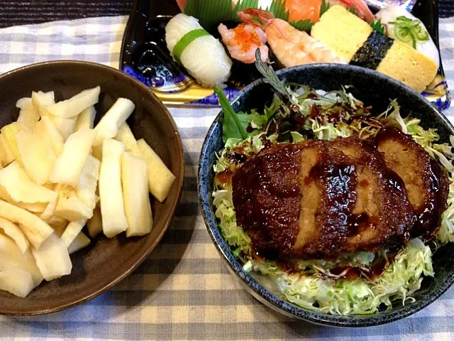 Snapdishの料理写真:娘と二人ご飯  超手抜きヽ(；▽；)ノ  半額お寿司  ミンチカツ丼|ベタママさん