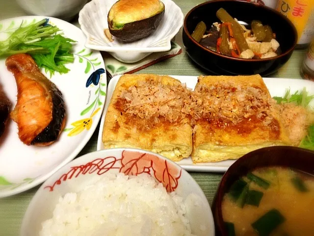 栃尾の油揚げとシリコンスチーマーで焼いた鮭とアボカドチーズ焼きとかの晩ごはん😋|りん蔵さん