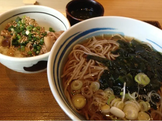 Snapdishの料理写真:豚肉生姜焼き丼（小）と蕎麦セット|SasaMasa213さん