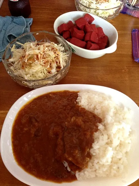 淡路島のカレー🍴近江八幡の赤こんにゃく🍴普通のサラダ|すかラインさん