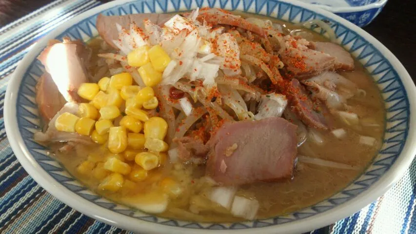 スーパーで買った彩未の味噌ラーメン。フライパンで豚肉と玉ねぎをしっかり炒めて酒と生姜を入れるのがミソ。もやしも炒めてここでスープ作っちゃいます。これがうまく作る秘訣！|SATOSHI OOCHIさん