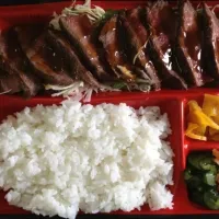 Snapdishの料理写真:五稜郭のミートハウスの黒毛和牛グリルステーキ弁当¥990ライスにワンバンさせて食べてね（≧∇≦）美味しく頂きましたぁ(^^)／~~~|函館B級グルメ調査隊体調さん