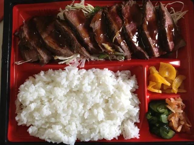 五稜郭のミートハウスの黒毛和牛グリルステーキ弁当¥990ライスにワンバンさせて食べてね（≧∇≦）美味しく頂きましたぁ(^^)／~~~|函館B級グルメ調査隊体調さん