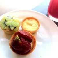 Snapdishの料理写真:Quiche lorraine, strawberry kiwi tartlet 😍|fitri apriliaさん