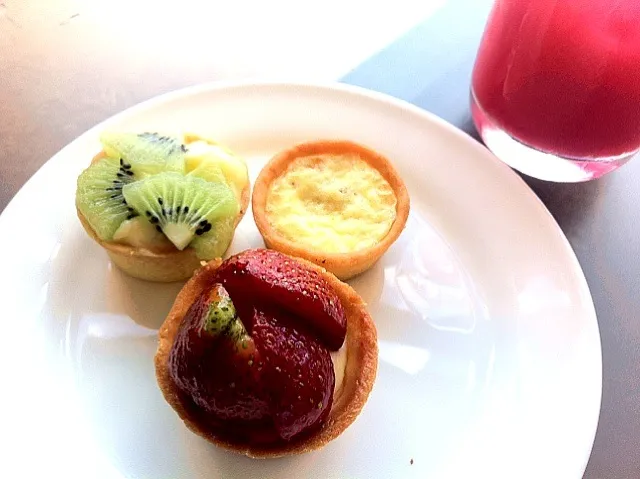 Snapdishの料理写真:Quiche lorraine, strawberry kiwi tartlet 😍|fitri apriliaさん