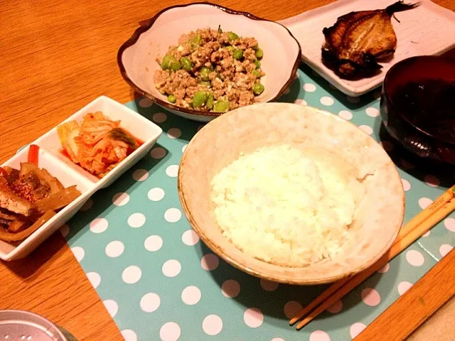 あじのひらき、豆腐と枝豆のそぼろあん、キムチ、メンマと厚揚げの煮物、ワカメスープ|なおさん