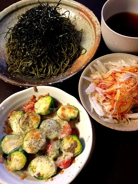 Snapdishの料理写真:芽キャベツとプチトマトのアンチョビチーズ焼き、新玉ねぎラーポン、焼き茶蕎麦|ユーリーさん