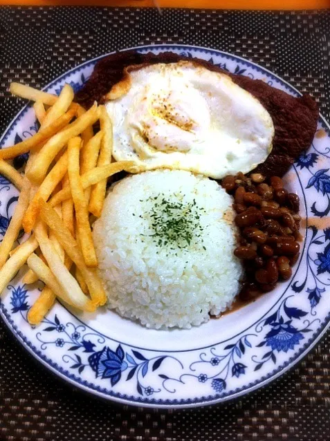 Snapdishの料理写真:Bife a Cavalo, Fritas, Arroz e Feijão ....|lucia inoueさん