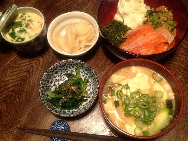 とろろ芋とメカブと納豆のサーモン丼と茶碗蒸しと小松菜のお浸しと深谷ネギと油揚げと豆腐のお味噌汁|トキロックさん