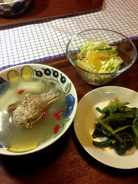 1/26晩御飯  参鶏湯  蕪の葉とエリンギ炒め  夏みかんの野菜サラダ  ＊今日は激寒でした。参鶏湯、温まりますよー＊|yukiyamasakiさん