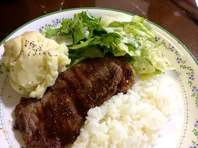 Snapdishの料理写真:誕生日おめでとう！ステーキ|あんりさん