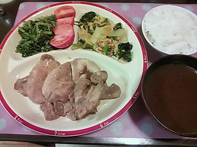 Snapdishの料理写真:豚肉しょうが焼き&春菊ごまあえ&ほうれん草ジャガイモ卵焼き&なめこ味噌汁|クラキティさん